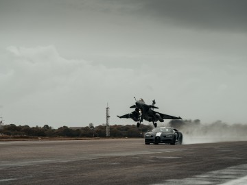 Bugatti Chiron Sport vs myśliwiec